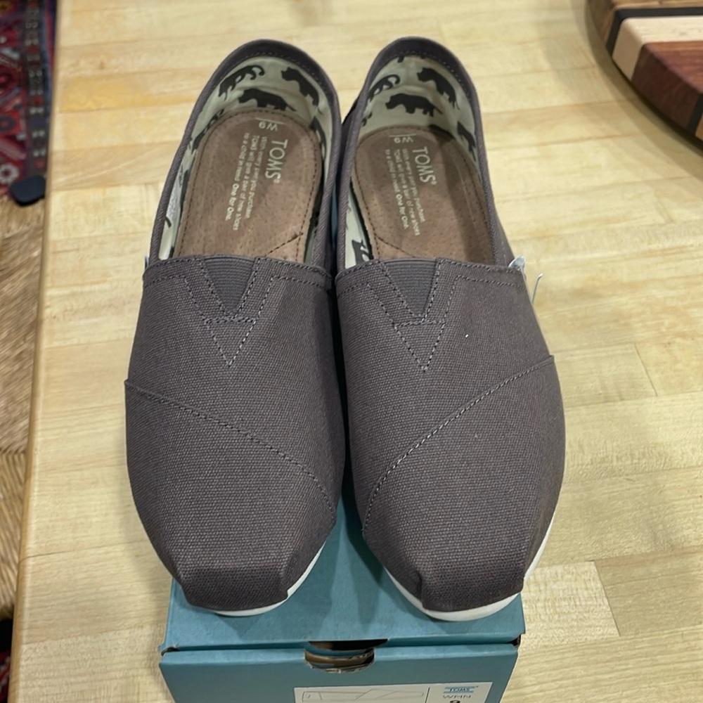 TOMS ASH CANVAS SHOES sz 9